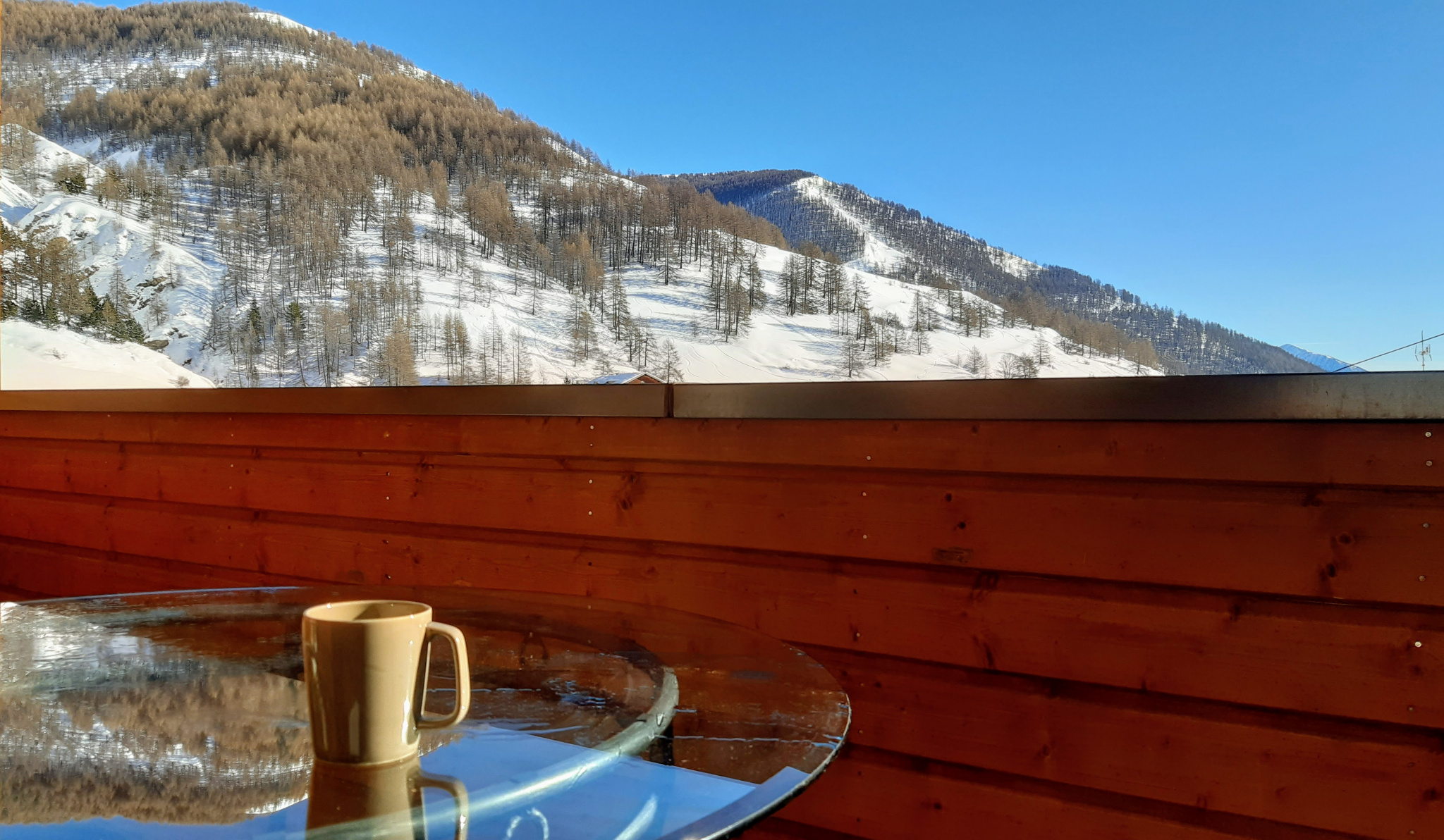 Terrasse avec mobilier pour déjeuner au soleil ou prendre un café